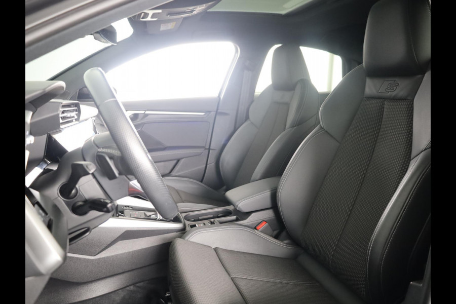 Audi A3 Limousine 30 TFSI S edition 110pk | Panoramadak | Verwarmbare voorstoelen | S-line interieur | 18 inch lichtmetalen velgen | Parkeercamera | B&O Audio