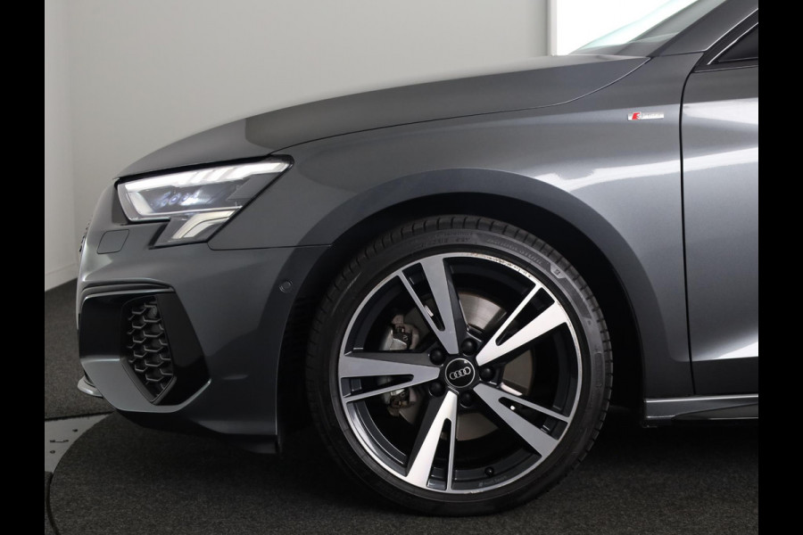 Audi A3 Limousine 30 TFSI S edition 110pk | Panoramadak | Verwarmbare voorstoelen | S-line interieur | 18 inch lichtmetalen velgen | Parkeercamera | B&O Audio