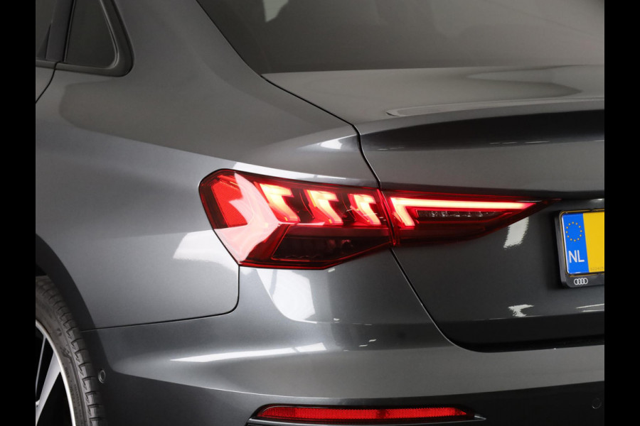 Audi A3 Limousine 30 TFSI S edition 110pk | Panoramadak | Verwarmbare voorstoelen | S-line interieur | 18 inch lichtmetalen velgen | Parkeercamera | B&O Audio