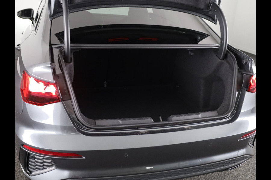 Audi A3 Limousine 30 TFSI S edition 110pk | Panoramadak | Verwarmbare voorstoelen | S-line interieur | 18 inch lichtmetalen velgen | Parkeercamera | B&O Audio