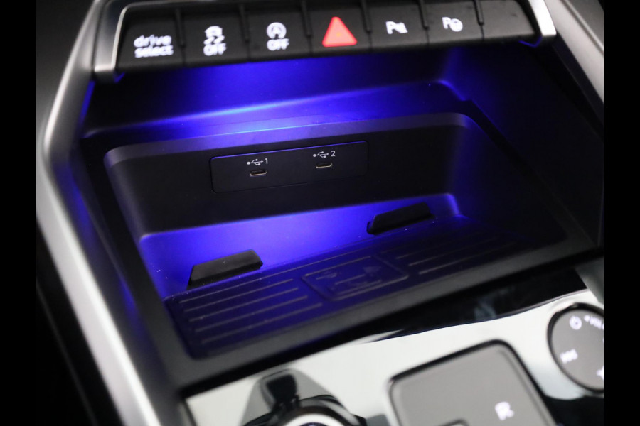 Audi A3 Limousine 30 TFSI S edition 110pk | Panoramadak | Verwarmbare voorstoelen | S-line interieur | 18 inch lichtmetalen velgen | Parkeercamera | B&O Audio