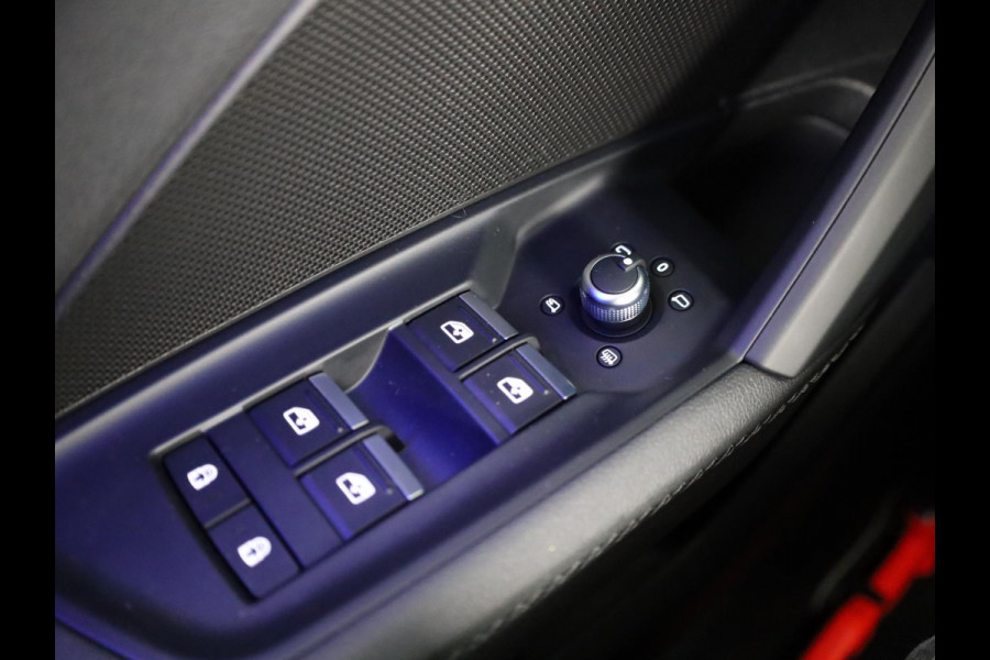 Audi A3 Limousine 30 TFSI S edition 110pk | Panoramadak | Verwarmbare voorstoelen | S-line interieur | 18 inch lichtmetalen velgen | Parkeercamera | B&O Audio