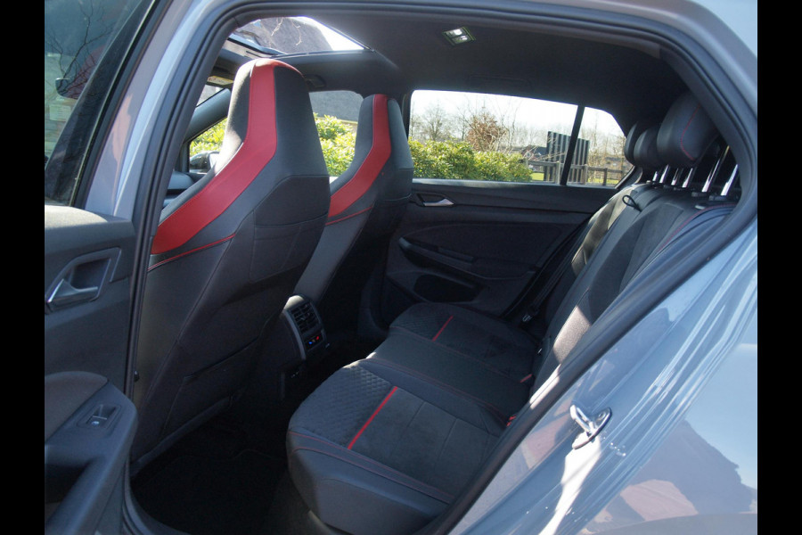 Volkswagen Golf 2.0 TSI GTI Clubsport | 300PK | Panoramadak | Camera | Sfeerverlichting | Milltek uitlaat | Maxton Bodykit |