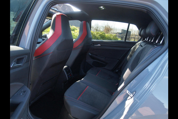 Volkswagen Golf 2.0 TSI GTI Clubsport | 300PK | Panoramadak | Camera | Sfeerverlichting | Milltek uitlaat | Maxton Bodykit |