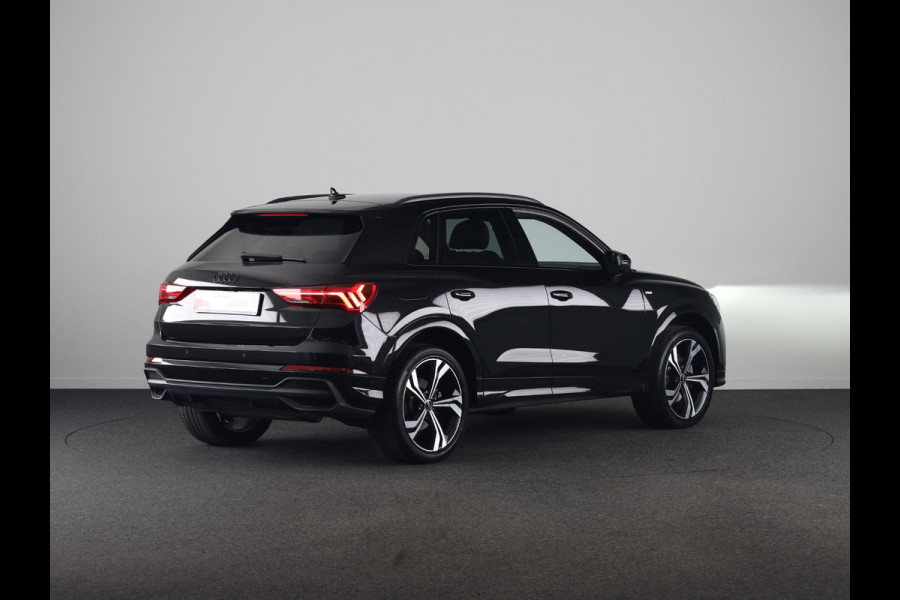 Audi Q3 45 TFSI e S edition 245 pk S-tronic | Navigatie | Parkeersensoren | Achteruitrijcamera | Matrix LED koplampen | Lichtmetalen velgen 20" | Elektr. voorstoelen | S-Line |
