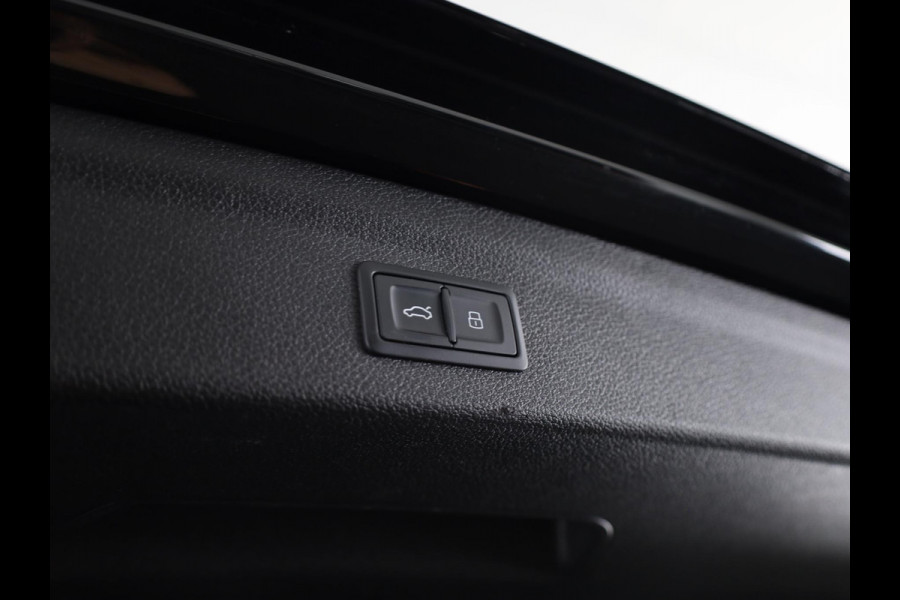 Audi Q3 45 TFSI e S edition 245 pk S-tronic | Navigatie | Parkeersensoren | Achteruitrijcamera | Matrix LED koplampen | Lichtmetalen velgen 20" | Elektr. voorstoelen | S-Line |