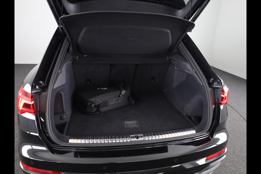 Audi Q3 45 TFSI e S edition 245 pk S-tronic | Navigatie | Parkeersensoren | Achteruitrijcamera | Matrix LED koplampen | Lichtmetalen velgen 20" | Elektr. voorstoelen | S-Line |