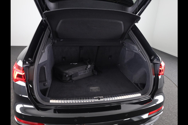 Audi Q3 45 TFSI e S edition 245 pk S-tronic | Navigatie | Parkeersensoren | Achteruitrijcamera | Matrix LED koplampen | Lichtmetalen velgen 20" | Elektr. voorstoelen | S-Line |