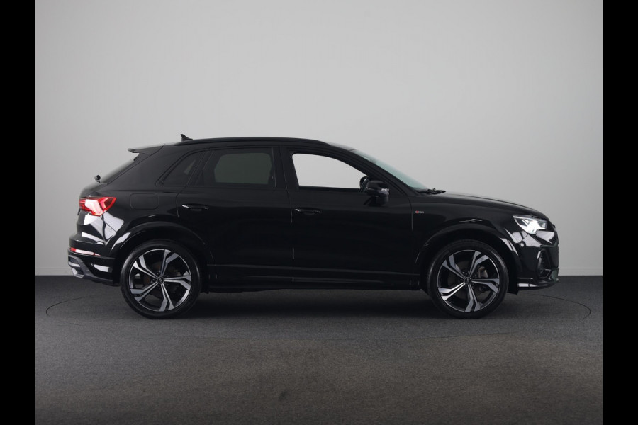 Audi Q3 45 TFSI e S edition 245 pk S-tronic | Navigatie | Parkeersensoren | Achteruitrijcamera | Matrix LED koplampen | Lichtmetalen velgen 20" | Elektr. voorstoelen | S-Line |