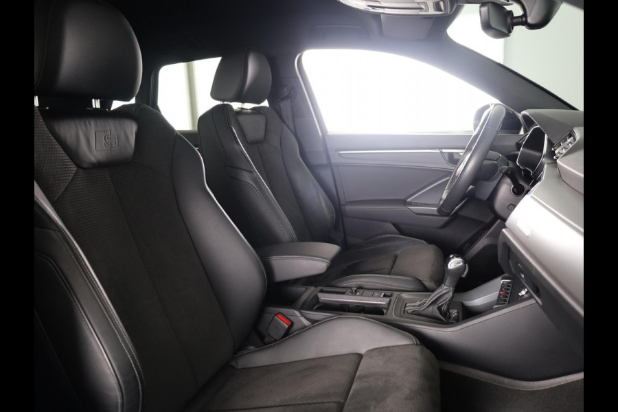Audi Q3 45 TFSI e S edition 245 pk S-tronic | Navigatie | Parkeersensoren | Achteruitrijcamera | Matrix LED koplampen | Lichtmetalen velgen 20" | Elektr. voorstoelen | S-Line |