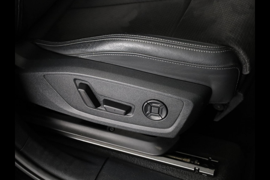 Audi Q3 45 TFSI e S edition 245 pk S-tronic | Navigatie | Parkeersensoren | Achteruitrijcamera | Matrix LED koplampen | Lichtmetalen velgen 20" | Elektr. voorstoelen | S-Line |