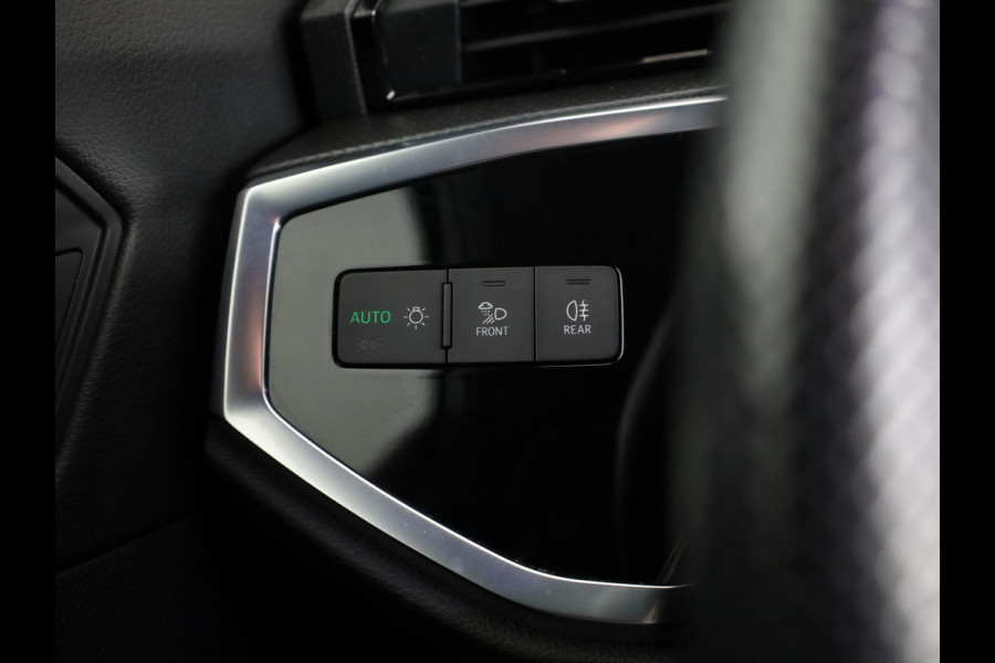 Audi Q3 45 TFSI e S edition 245 pk S-tronic | Navigatie | Parkeersensoren | Achteruitrijcamera | Matrix LED koplampen | Lichtmetalen velgen 20" | Elektr. voorstoelen | S-Line |