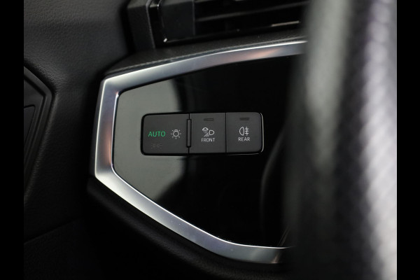 Audi Q3 45 TFSI e S edition 245 pk S-tronic | Navigatie | Parkeersensoren | Achteruitrijcamera | Matrix LED koplampen | Lichtmetalen velgen 20" | Elektr. voorstoelen | S-Line |