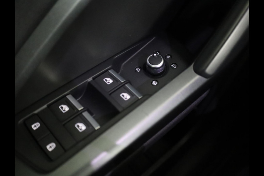 Audi Q3 45 TFSI e S edition 245 pk S-tronic | Navigatie | Parkeersensoren | Achteruitrijcamera | Matrix LED koplampen | Lichtmetalen velgen 20" | Elektr. voorstoelen | S-Line |