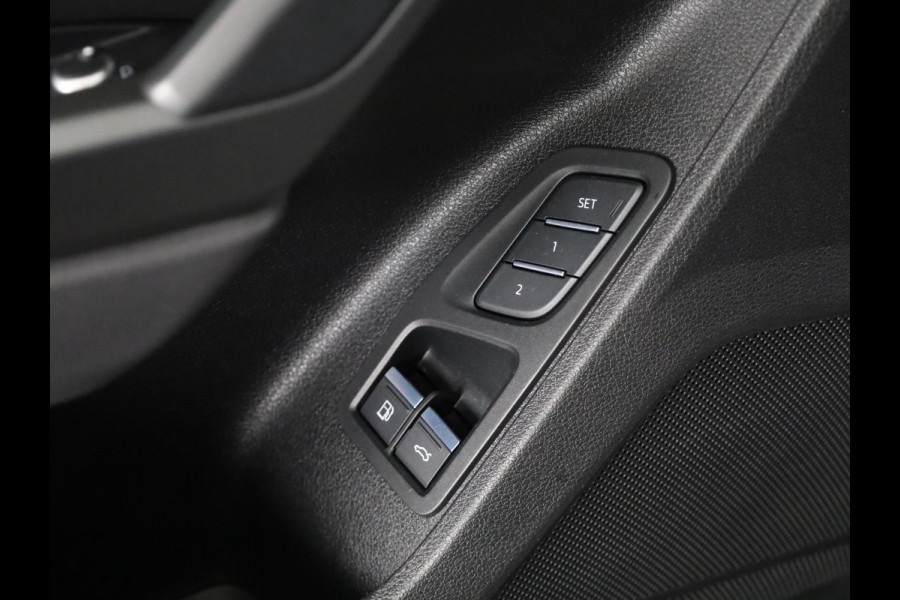 Audi Q3 45 TFSI e S edition 245 pk S-tronic | Navigatie | Parkeersensoren | Achteruitrijcamera | Matrix LED koplampen | Lichtmetalen velgen 20" | Elektr. voorstoelen | S-Line |