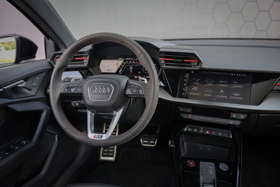 Audi RS3 Sportback 2.5 TFSI RS 3 quattro | MASSAGE | RS STOELEN | PANORAMADAK | CAMERA | CARBONSPOILER | SFEERVERLICHTING |