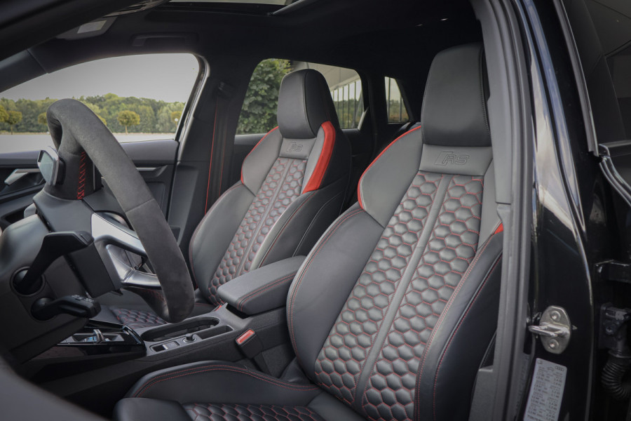 Audi RS3 Sportback 2.5 TFSI RS 3 quattro | MASSAGE | RS STOELEN | PANORAMADAK | CAMERA | CARBONSPOILER | SFEERVERLICHTING |