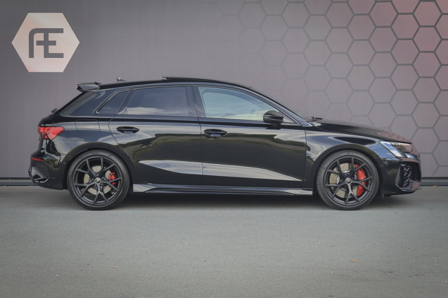 Audi RS3 Sportback 2.5 TFSI RS 3 quattro | MASSAGE | RS STOELEN | PANORAMADAK | CAMERA | CARBONSPOILER | SFEERVERLICHTING |