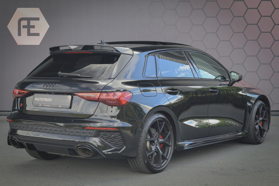 Audi RS3 Sportback 2.5 TFSI RS 3 quattro | MASSAGE | RS STOELEN | PANORAMADAK | CAMERA | CARBONSPOILER | SFEERVERLICHTING |