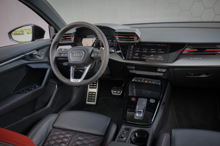 Audi RS3 Sportback 2.5 TFSI RS 3 quattro | MASSAGE | RS STOELEN | PANORAMADAK | CAMERA | CARBONSPOILER | SFEERVERLICHTING |