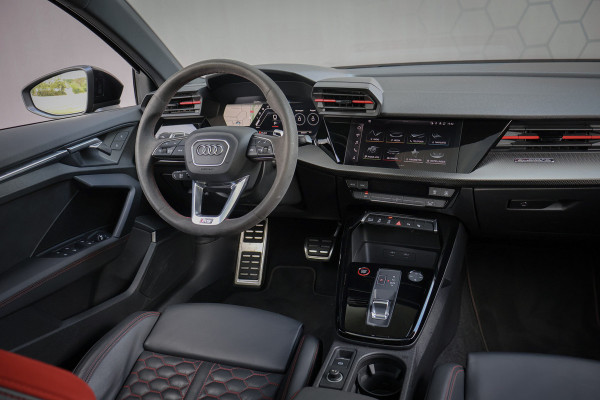 Audi RS3 Sportback 2.5 TFSI RS 3 quattro | MASSAGE | RS STOELEN | PANORAMADAK | CAMERA | CARBONSPOILER | SFEERVERLICHTING |