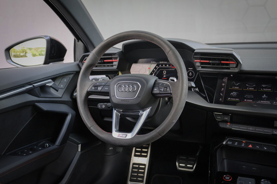 Audi RS3 Sportback 2.5 TFSI RS 3 quattro | MASSAGE | RS STOELEN | PANORAMADAK | CAMERA | CARBONSPOILER | SFEERVERLICHTING |