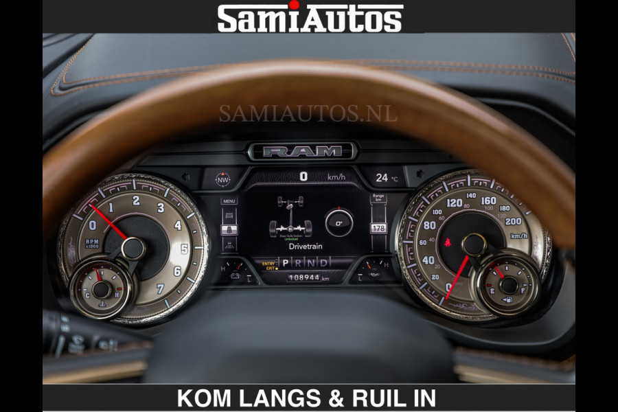 Dodge Ram LONGHORN | WIDE BODY | 5.7 V8 | BREDE WIELEN | BOM VOL | HUD | BRUIN LEDER | LUCHTVERING | PANODAK | RONDOM CAMERA | OPEN UITLAA DUBBELE CABINE | 5 PERSOONS | CREW CAB DC | SPECIAL ONE | DEALER ONDERHOUDEN | Eerste eigenaar |