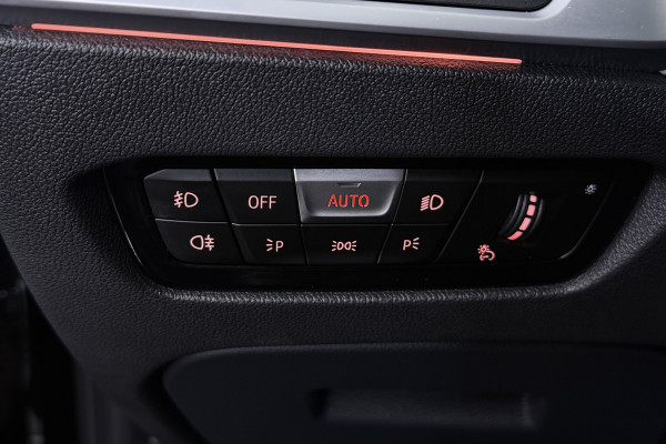 BMW 3-serie 320i High Executive (PANORAMADAK, DEALER ONDERHOUDEN, STUUR-/STOELVERWARMING, SFEERVERLICHTING)