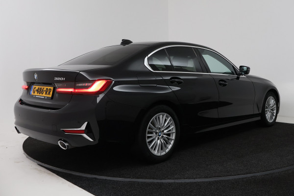 BMW 3-serie 320i High Executive (PANORAMADAK, DEALER ONDERHOUDEN, STUUR-/STOELVERWARMING, SFEERVERLICHTING)