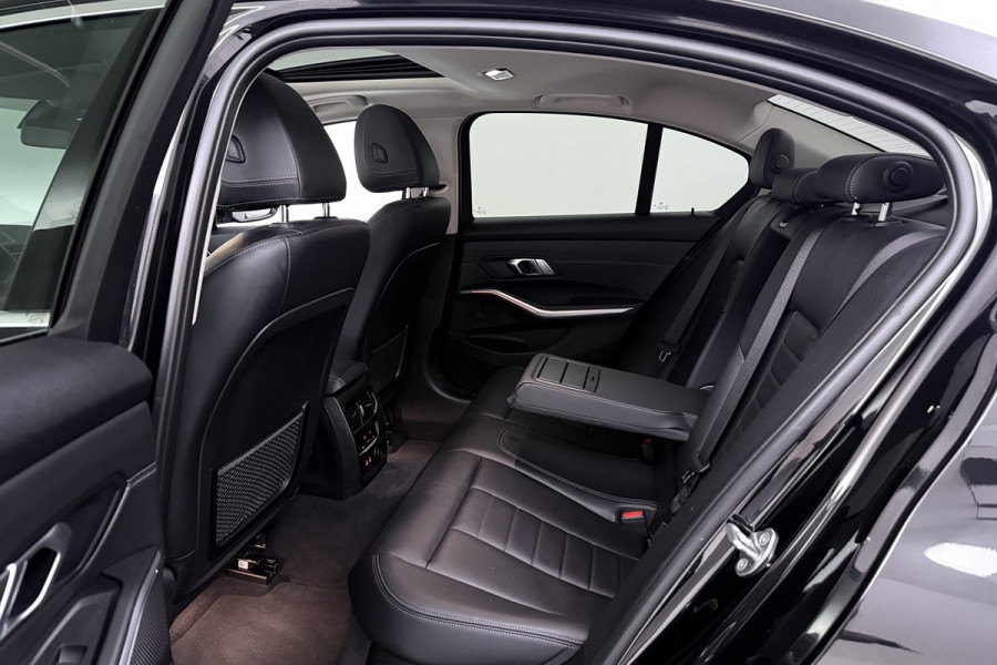 BMW 3-serie 320i High Executive (PANORAMADAK, DEALER ONDERHOUDEN, STUUR-/STOELVERWARMING, SFEERVERLICHTING)
