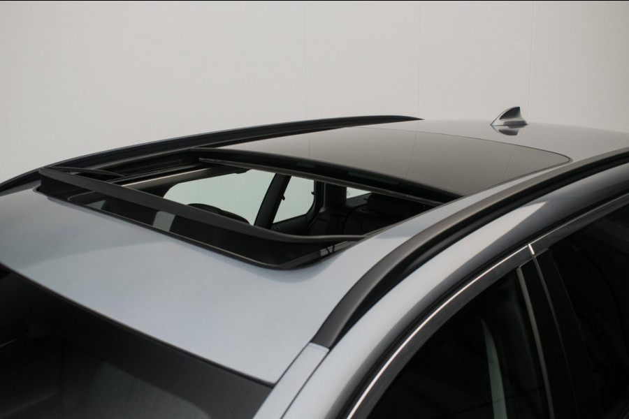 BMW 5 Serie Touring 520i High Executive Luxury Line NL-auto [ Adaptive Cruise Panoramadak Harman/Kardon El. Trekhaak 360 Camera ]