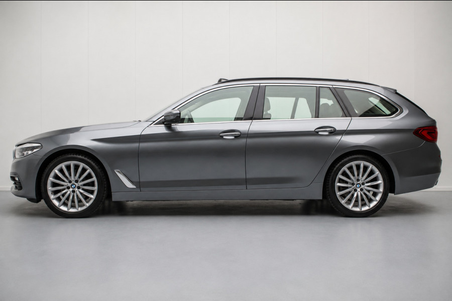BMW 5 Serie Touring 520i High Executive Luxury Line NL-auto [ Adaptive Cruise Panoramadak Harman/Kardon El. Trekhaak 360 Camera ]