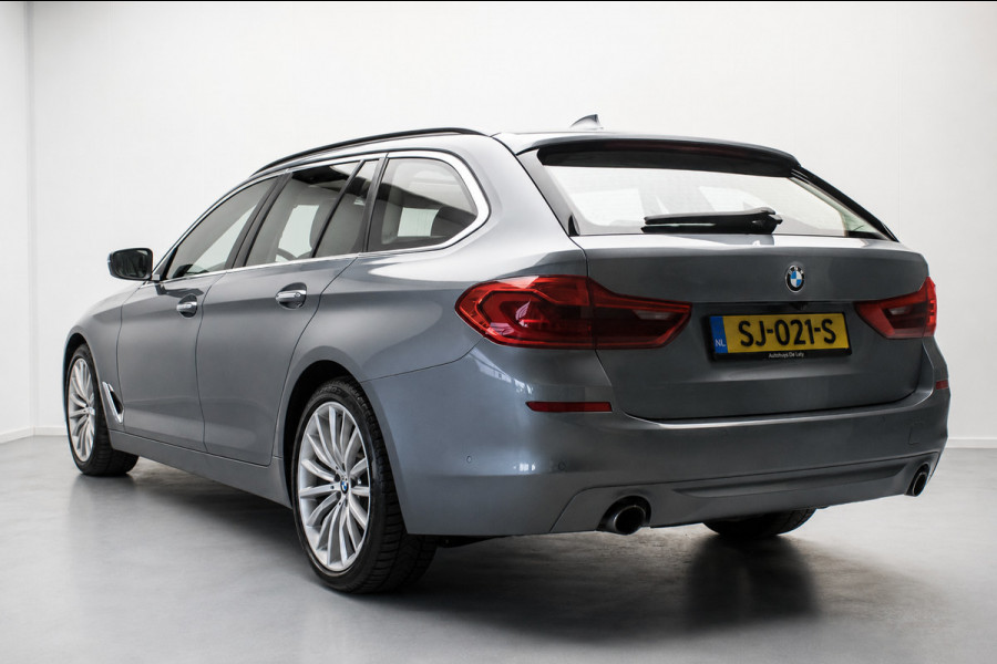BMW 5 Serie Touring 520i High Executive Luxury Line NL-auto [ Adaptive Cruise Panoramadak Harman/Kardon El. Trekhaak 360 Camera ]