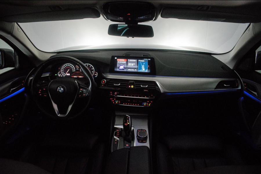 BMW 5 Serie Touring 520i High Executive Luxury Line NL-auto [ Adaptive Cruise Panoramadak Harman/Kardon El. Trekhaak 360 Camera ]