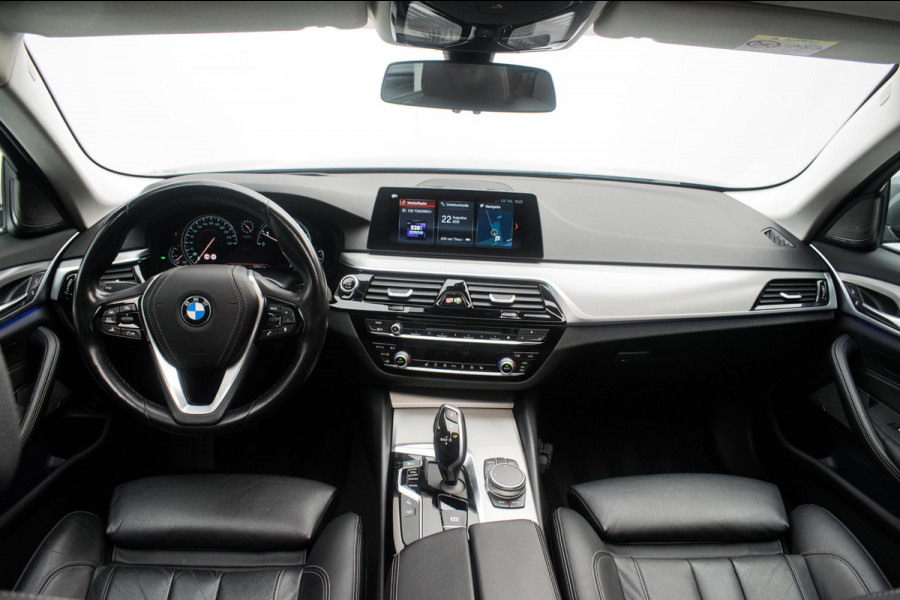 BMW 5 Serie Touring 520i High Executive Luxury Line NL-auto [ Adaptive Cruise Panoramadak Harman/Kardon El. Trekhaak 360 Camera ]