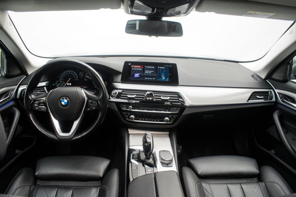 BMW 5 Serie Touring 520i High Executive Luxury Line NL-auto [ Adaptive Cruise Panoramadak Harman/Kardon El. Trekhaak 360 Camera ]