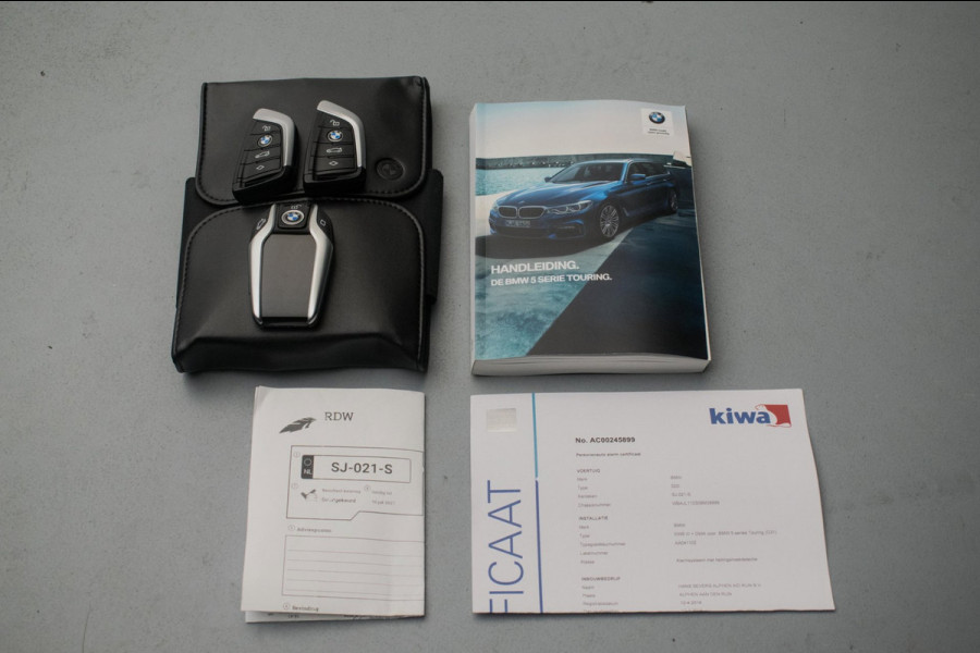 BMW 5 Serie Touring 520i High Executive Luxury Line NL-auto [ Adaptive Cruise Panoramadak Harman/Kardon El. Trekhaak 360 Camera ]