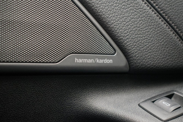 BMW 5 Serie Touring 520i High Executive Luxury Line NL-auto [ Adaptive Cruise Panoramadak Harman/Kardon El. Trekhaak 360 Camera ]