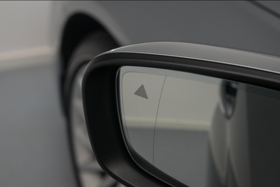 BMW 5 Serie Touring 520i High Executive Luxury Line NL-auto [ Adaptive Cruise Panoramadak Harman/Kardon El. Trekhaak 360 Camera ]