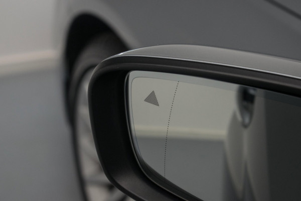 BMW 5 Serie Touring 520i High Executive Luxury Line NL-auto [ Adaptive Cruise Panoramadak Harman/Kardon El. Trekhaak 360 Camera ]
