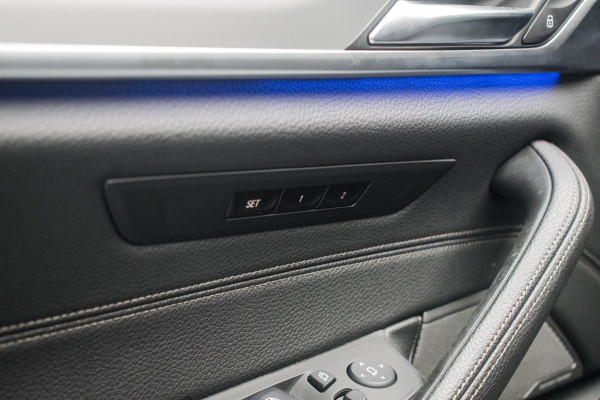 BMW 5 Serie Touring 520i High Executive Luxury Line NL-auto [ Adaptive Cruise Panoramadak Harman/Kardon El. Trekhaak 360 Camera ]
