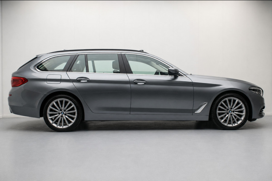 BMW 5 Serie Touring 520i High Executive Luxury Line NL-auto [ Adaptive Cruise Panoramadak Harman/Kardon El. Trekhaak 360 Camera ]