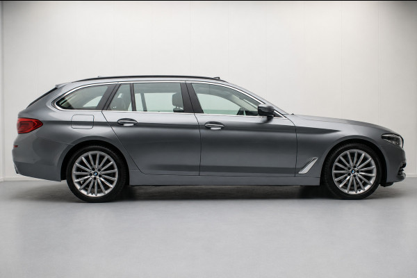 BMW 5 Serie Touring 520i High Executive Luxury Line NL-auto [ Adaptive Cruise Panoramadak Harman/Kardon El. Trekhaak 360 Camera ]