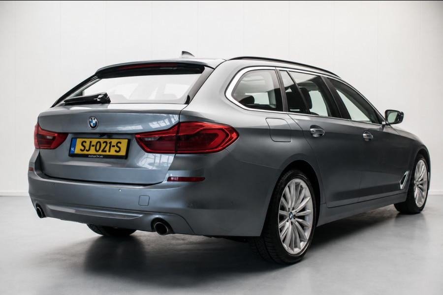 BMW 5 Serie Touring 520i High Executive Luxury Line NL-auto [ Adaptive Cruise Panoramadak Harman/Kardon El. Trekhaak 360 Camera ]