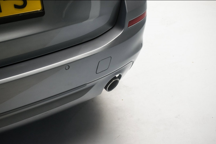BMW 5 Serie Touring 520i High Executive Luxury Line NL-auto [ Adaptive Cruise Panoramadak Harman/Kardon El. Trekhaak 360 Camera ]