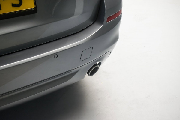 BMW 5 Serie Touring 520i High Executive Luxury Line NL-auto [ Adaptive Cruise Panoramadak Harman/Kardon El. Trekhaak 360 Camera ]