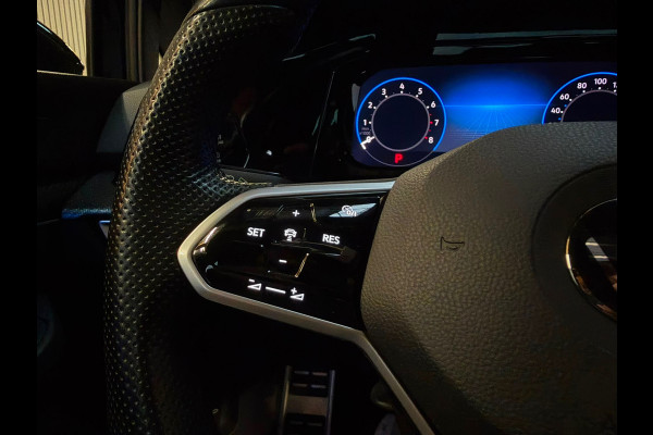 Volkswagen Golf 1.5 eTSI R-Line 3X R-Line |BTW|PANO|IQ LIGHTS|VIRTUAL|SFEERVERLICHTING|CARPLAY|CAMERA|DEALER ONDERHOUDEN|VOL!