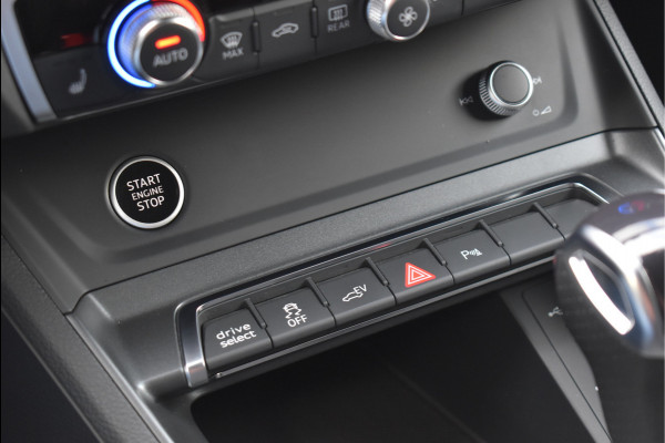 Audi Q3 45 TFSI e S-Line 245 Pk SOH 88% Leder/Stof Navi Camera Sfeerverlichting Keyless 20 Inch