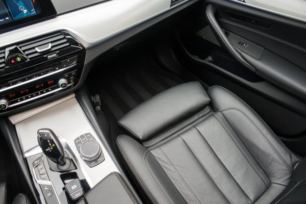 BMW 5 Serie Touring 520i High Executive Luxury Line NL-auto [ Adaptive Cruise Panoramadak Harman/Kardon El. Trekhaak 360 Camera ]