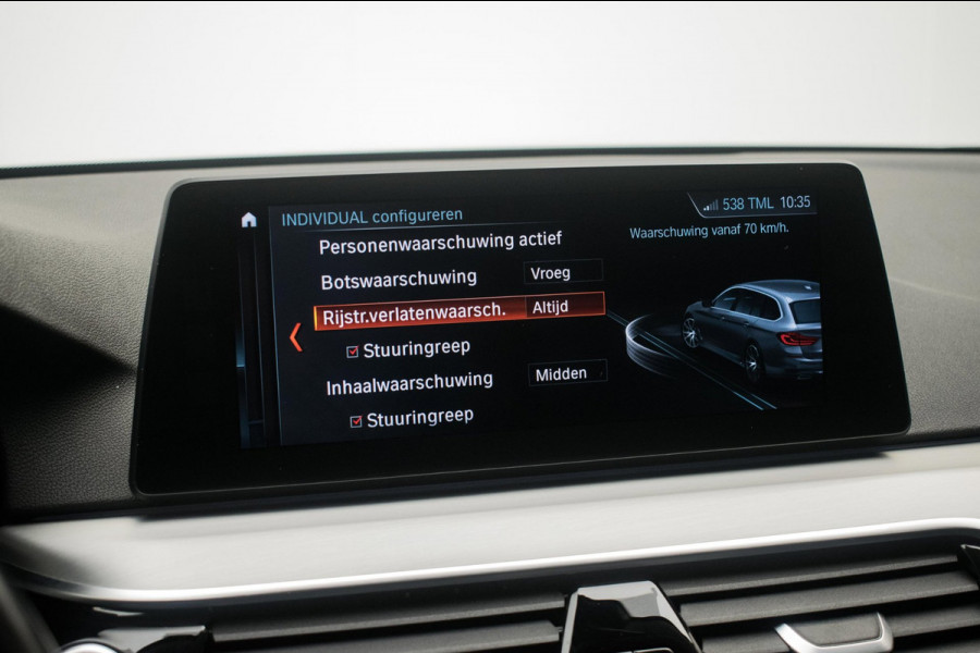 BMW 5 Serie Touring 520i High Executive Luxury Line NL-auto [ Adaptive Cruise Panoramadak Harman/Kardon El. Trekhaak 360 Camera ]